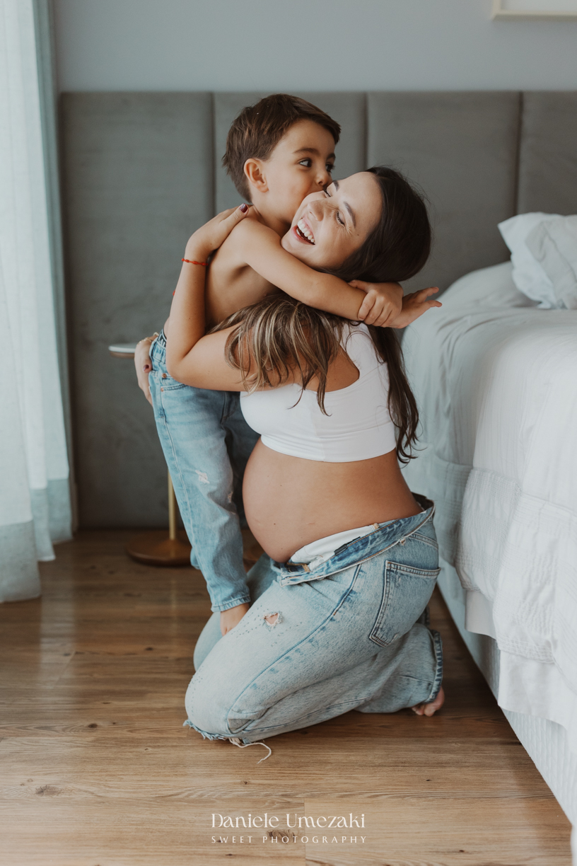 Ensaio gestante em casa em Mogi das Cruzes. O ensaio da Rafa foi registrado com leveza e verdade, valorizando a luz natural, o ambiente da família e a conexão desse momento especial da gestação. Fotografia por Dani Umezaki