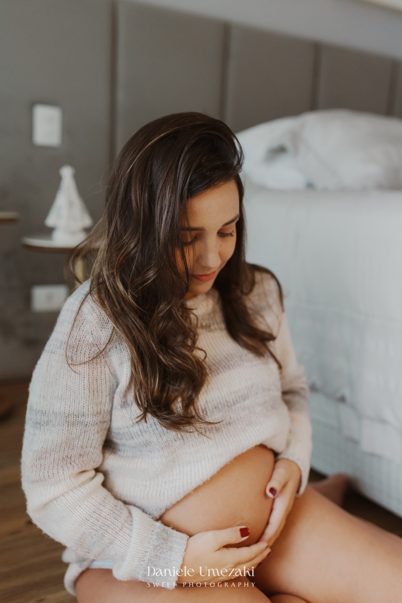 Ensaio gestante em casa em Mogi das Cruzes. O ensaio da Rafa foi registrado com leveza e verdade, valorizando a luz natural, o ambiente da família e a conexão desse momento especial da gestação. Fotografia por Dani Umezaki