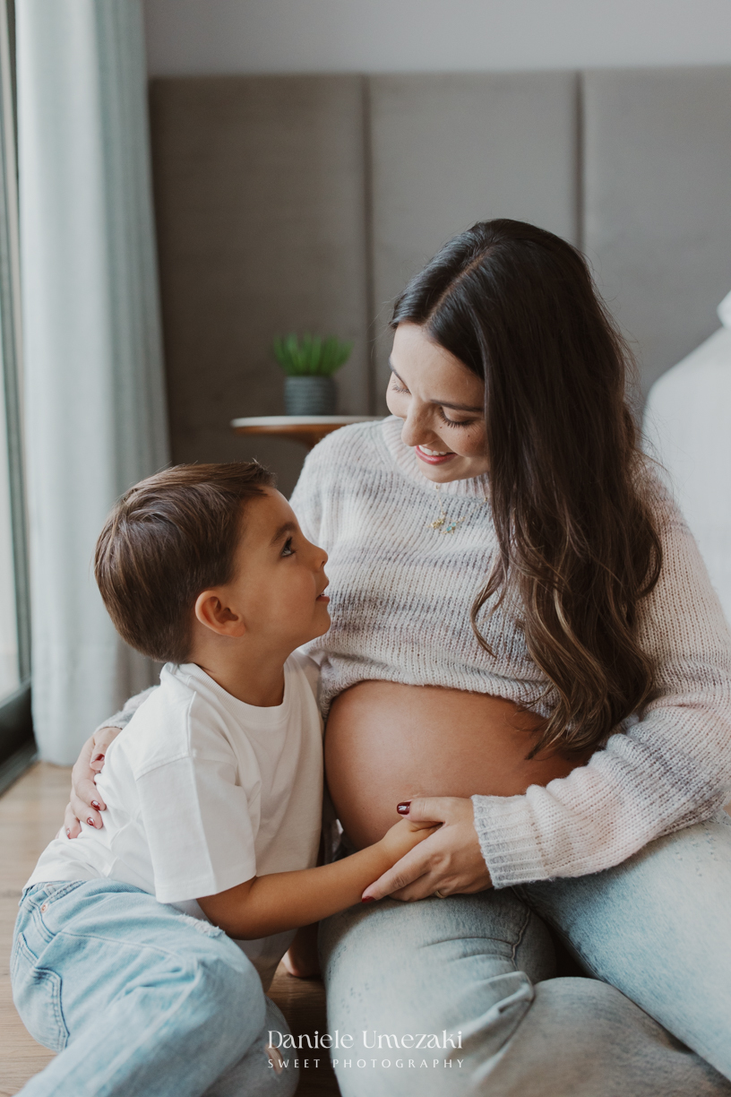 Ensaio gestante em casa em Mogi das Cruzes. O ensaio da Rafa foi registrado com leveza e verdade, valorizando a luz natural, o ambiente da família e a conexão desse momento especial da gestação. Fotografia por Dani Umezaki