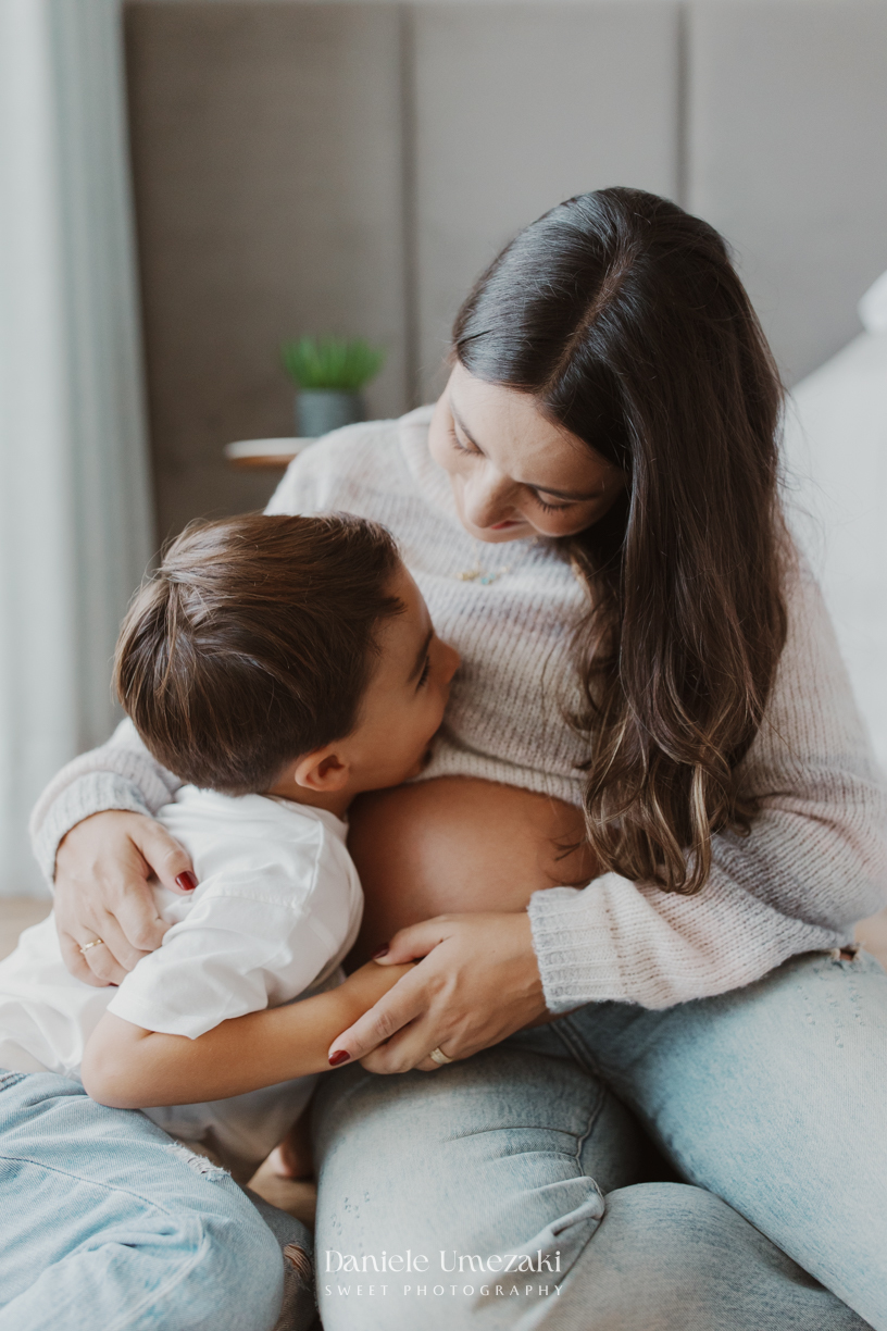 Ensaio gestante em casa em Mogi das Cruzes. O ensaio da Rafa foi registrado com leveza e verdade, valorizando a luz natural, o ambiente da família e a conexão desse momento especial da gestação. Fotografia por Dani Umezaki