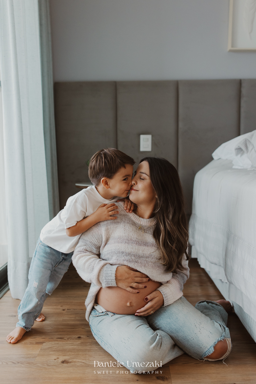 Ensaio gestante em casa em Mogi das Cruzes. O ensaio da Rafa foi registrado com leveza e verdade, valorizando a luz natural, o ambiente da família e a conexão desse momento especial da gestação. Fotografia por Dani Umezaki