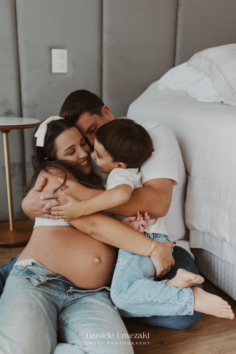 Ensaio gestante em casa em Mogi das Cruzes. O ensaio da Rafa foi registrado com leveza e verdade, valorizando a luz natural, o ambiente da família e a conexão desse momento especial da gestação. Fotografia por Dani Umezaki