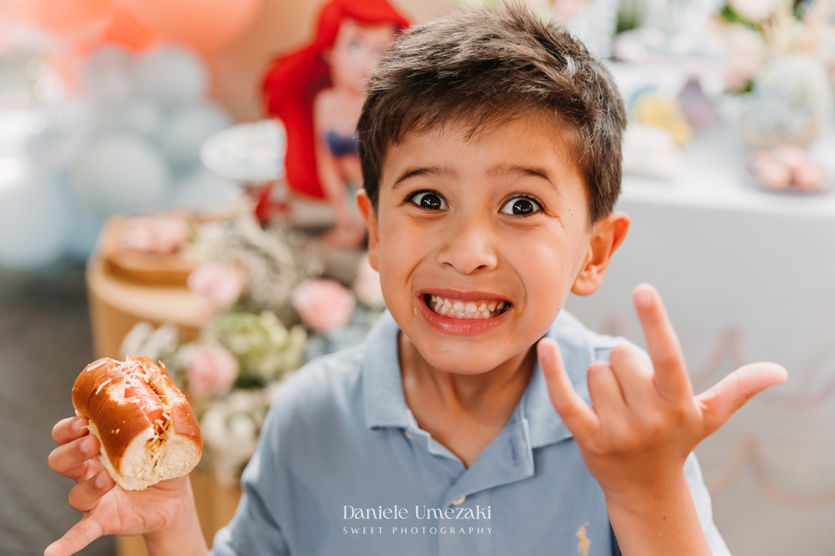Fotografia de aniversário infantil em Mogi das Cruzes. O aniversário de 4 anos da Giulia, com tema Ariel na Praça Pitangueira, foi registrado com leveza e afeto por Dani Umezaki, eternizando momentos especiais de uma família acompanhada desde o newborn