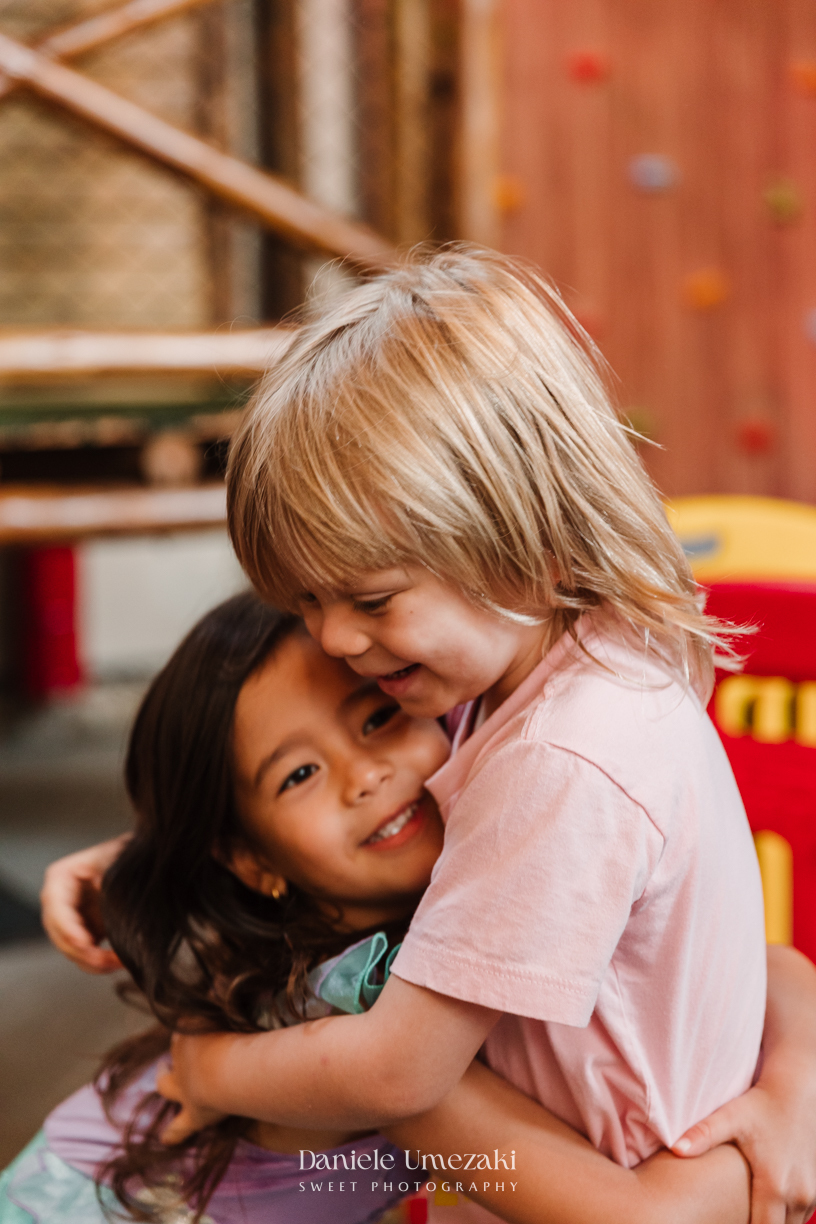 Fotografia de aniversário infantil em Mogi das Cruzes. O aniversário de 4 anos da Giulia, com tema Ariel na Praça Pitangueira, foi registrado com leveza e afeto por Dani Umezaki, eternizando momentos especiais de uma família acompanhada desde o newborn
