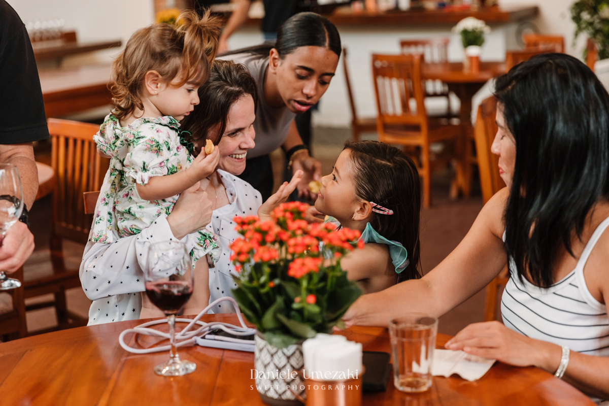 Fotografia de aniversário infantil em Mogi das Cruzes. O aniversário de 4 anos da Giulia, com tema Ariel na Praça Pitangueira, foi registrado com leveza e afeto por Dani Umezaki, eternizando momentos especiais de uma família acompanhada desde o newborn