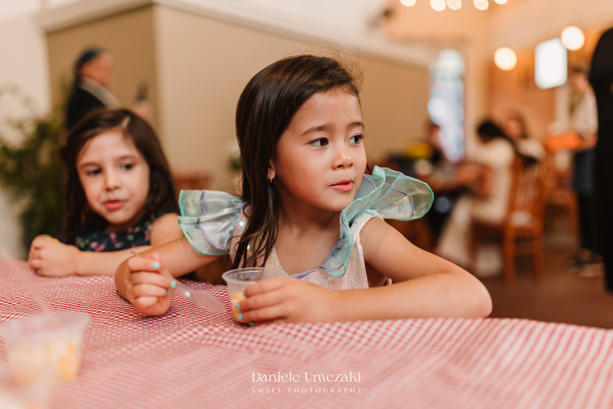 Fotografia de aniversário infantil em Mogi das Cruzes. O aniversário de 4 anos da Giulia, com tema Ariel na Praça Pitangueira, foi registrado com leveza e afeto por Dani Umezaki, eternizando momentos especiais de uma família acompanhada desde o newborn