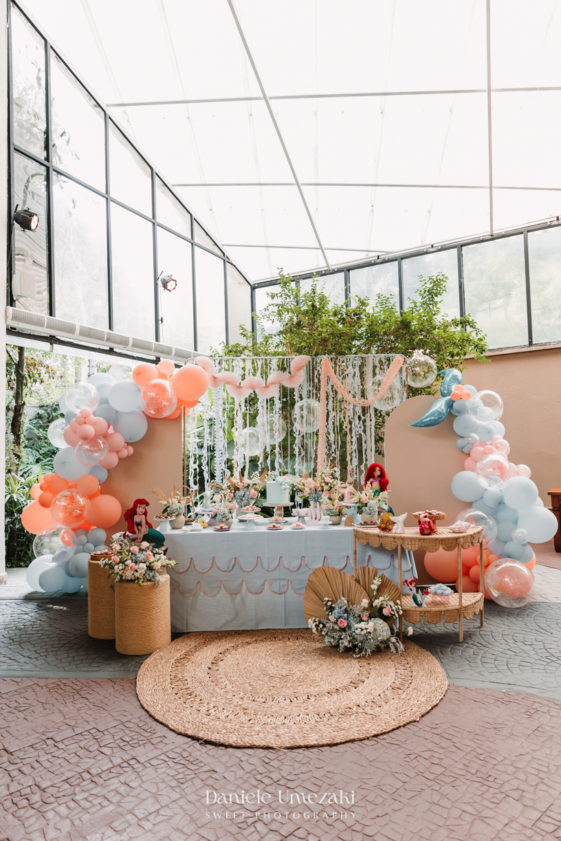 Fotografia de aniversário infantil em Mogi das Cruzes. O aniversário de 4 anos da Giulia, com tema Ariel na Praça Pitangueira, foi registrado com leveza e afeto por Dani Umezaki, eternizando momentos especiais de uma família acompanhada desde o newborn