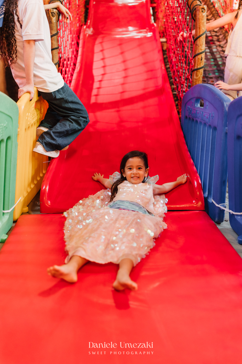 Fotografia de aniversário infantil em Mogi das Cruzes. O aniversário de 4 anos da Giulia, com tema Ariel na Praça Pitangueira, foi registrado com leveza e afeto por Dani Umezaki, eternizando momentos especiais de uma família acompanhada desde o newborn