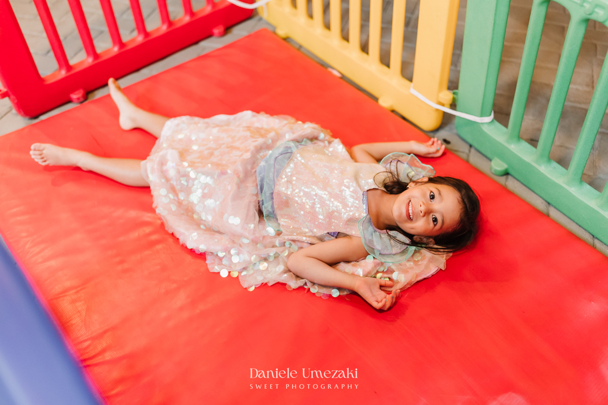 Fotografia de aniversário infantil em Mogi das Cruzes. O aniversário de 4 anos da Giulia, com tema Ariel na Praça Pitangueira, foi registrado com leveza e afeto por Dani Umezaki, eternizando momentos especiais de uma família acompanhada desde o newborn