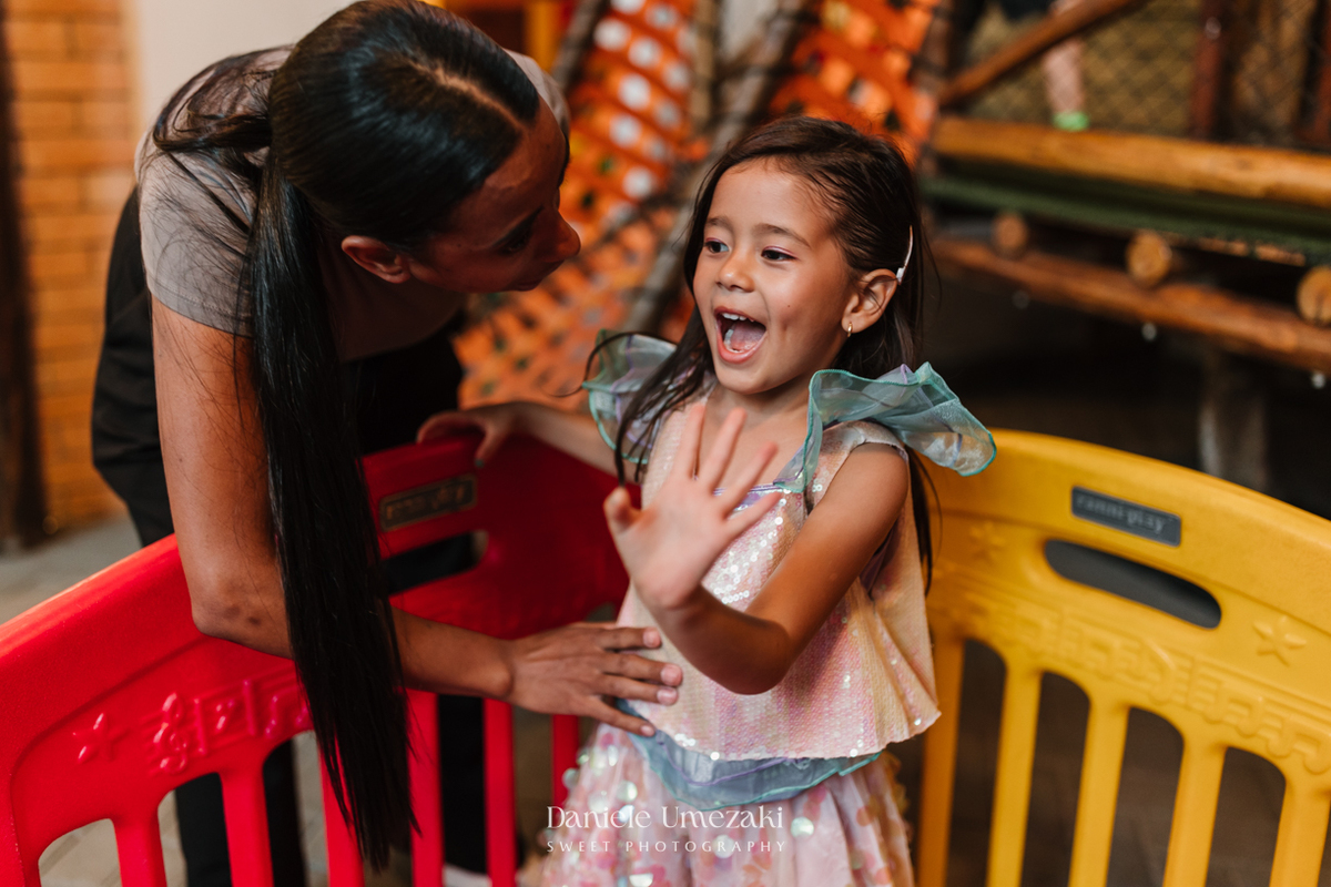 Fotografia de aniversário infantil em Mogi das Cruzes. O aniversário de 4 anos da Giulia, com tema Ariel na Praça Pitangueira, foi registrado com leveza e afeto por Dani Umezaki, eternizando momentos especiais de uma família acompanhada desde o newborn