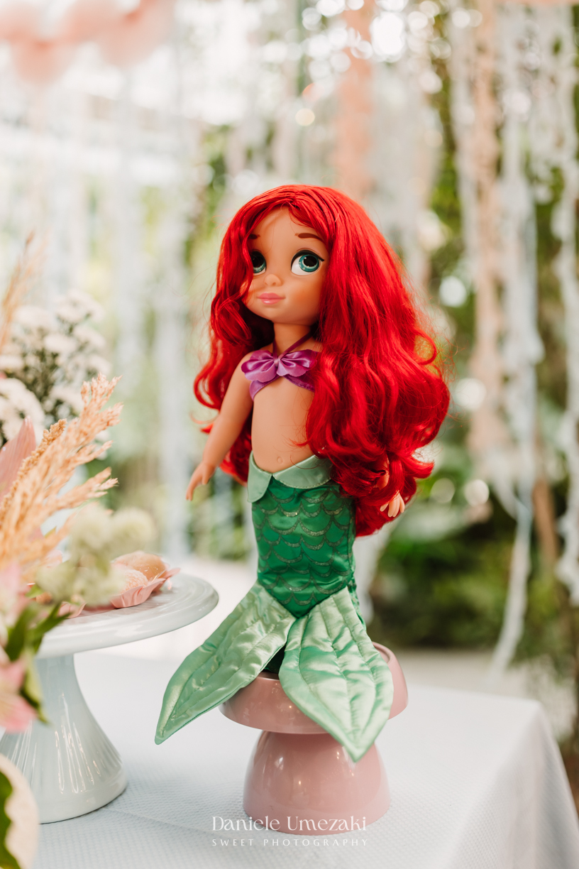 Fotografia de aniversário infantil em Mogi das Cruzes. O aniversário de 4 anos da Giulia, com tema Ariel na Praça Pitangueira, foi registrado com leveza e afeto por Dani Umezaki, eternizando momentos especiais de uma família acompanhada desde o newborn