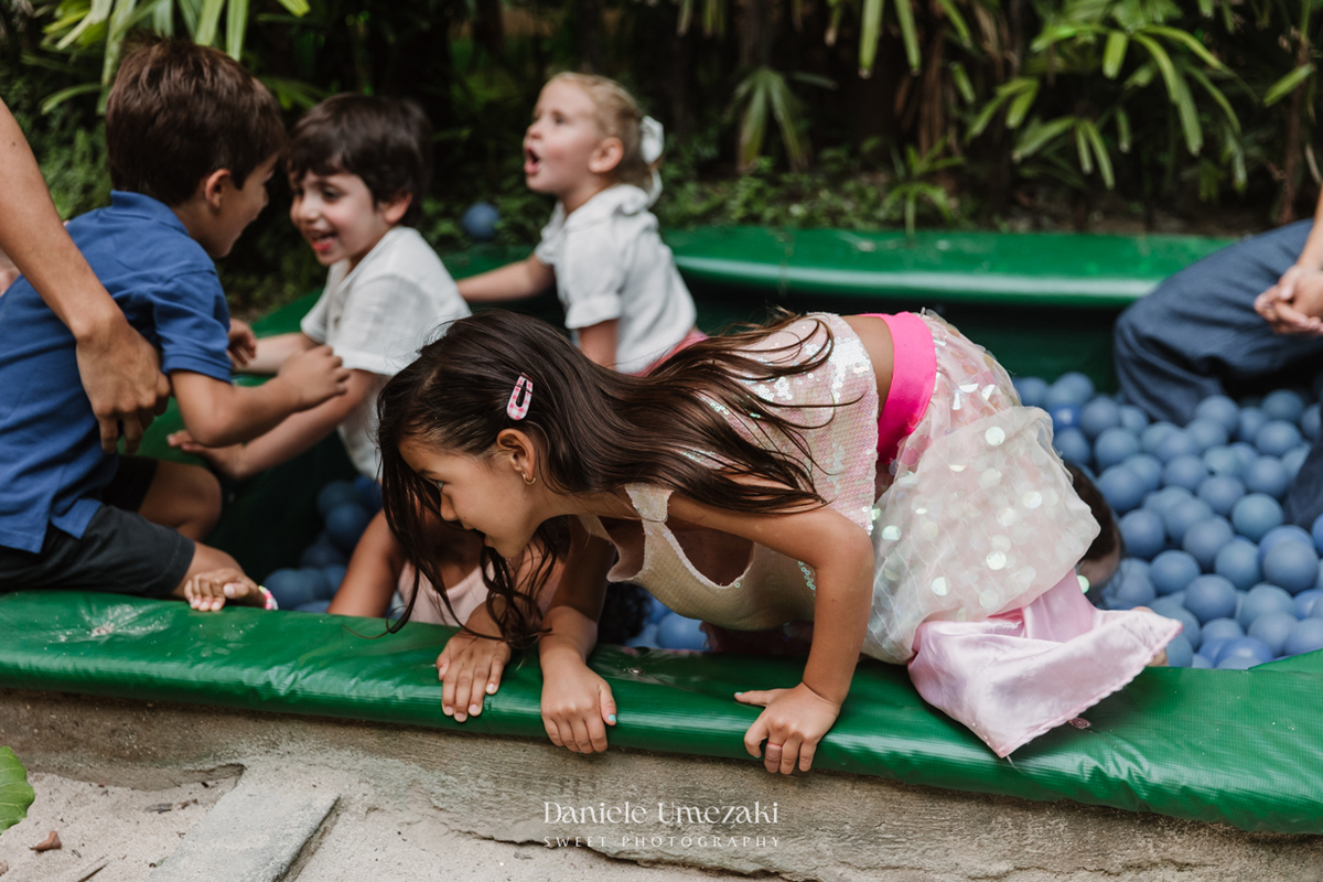 Fotografia de aniversário infantil em Mogi das Cruzes. O aniversário de 4 anos da Giulia, com tema Ariel na Praça Pitangueira, foi registrado com leveza e afeto por Dani Umezaki, eternizando momentos especiais de uma família acompanhada desde o newborn