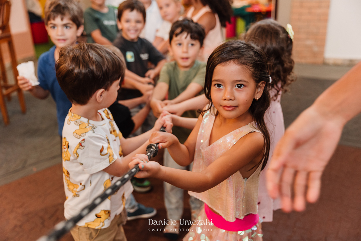 Fotografia de aniversário infantil em Mogi das Cruzes. O aniversário de 4 anos da Giulia, com tema Ariel na Praça Pitangueira, foi registrado com leveza e afeto por Dani Umezaki, eternizando momentos especiais de uma família acompanhada desde o newborn