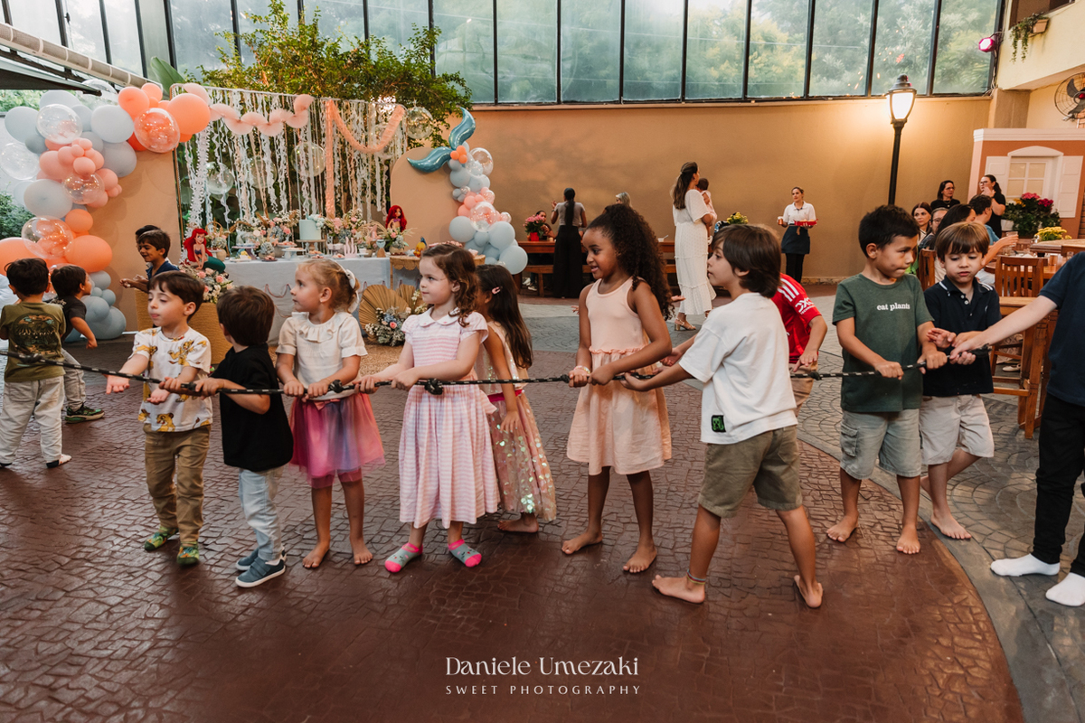 Fotografia de aniversário infantil em Mogi das Cruzes. O aniversário de 4 anos da Giulia, com tema Ariel na Praça Pitangueira, foi registrado com leveza e afeto por Dani Umezaki, eternizando momentos especiais de uma família acompanhada desde o newborn