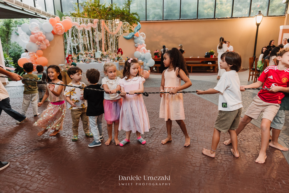 Fotografia de aniversário infantil em Mogi das Cruzes. O aniversário de 4 anos da Giulia, com tema Ariel na Praça Pitangueira, foi registrado com leveza e afeto por Dani Umezaki, eternizando momentos especiais de uma família acompanhada desde o newborn