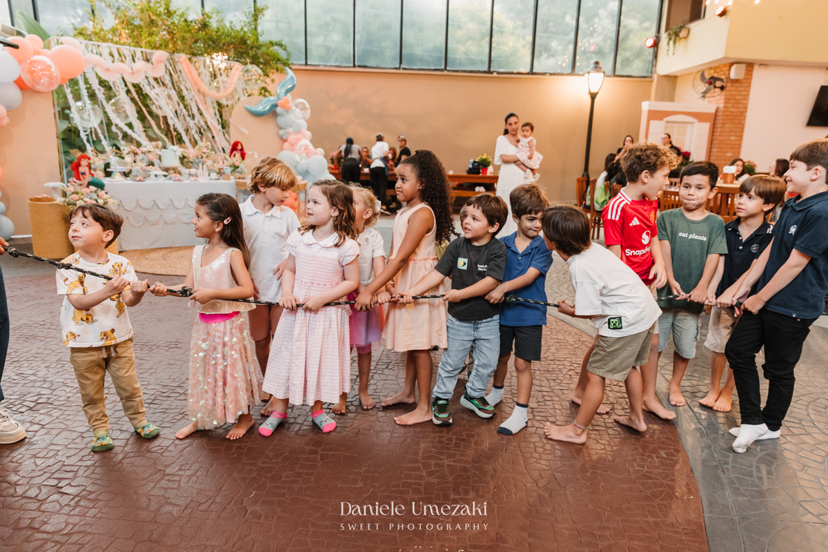 Fotografia de aniversário infantil em Mogi das Cruzes. O aniversário de 4 anos da Giulia, com tema Ariel na Praça Pitangueira, foi registrado com leveza e afeto por Dani Umezaki, eternizando momentos especiais de uma família acompanhada desde o newborn
