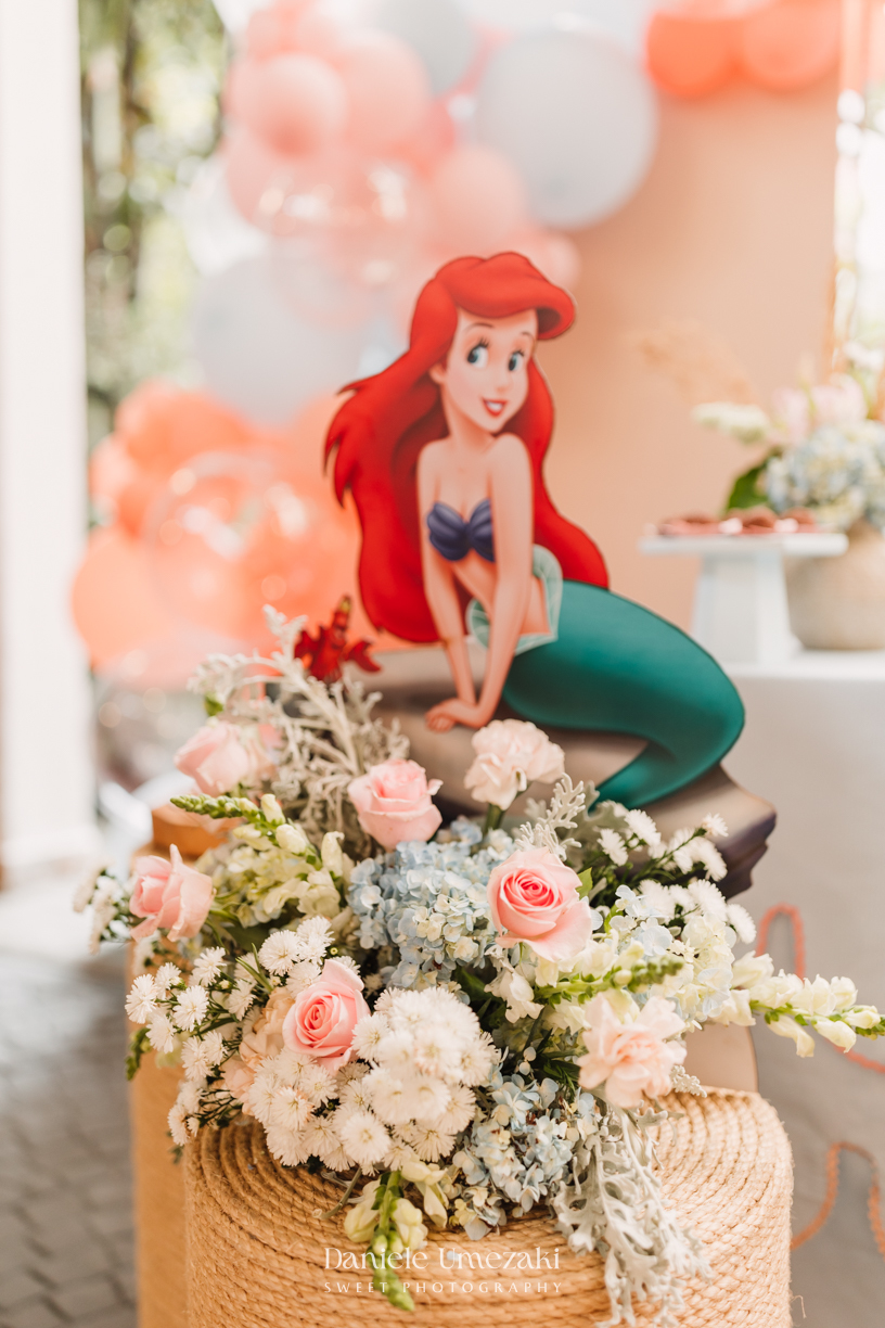 Fotografia de aniversário infantil em Mogi das Cruzes. O aniversário de 4 anos da Giulia, com tema Ariel na Praça Pitangueira, foi registrado com leveza e afeto por Dani Umezaki, eternizando momentos especiais de uma família acompanhada desde o newborn