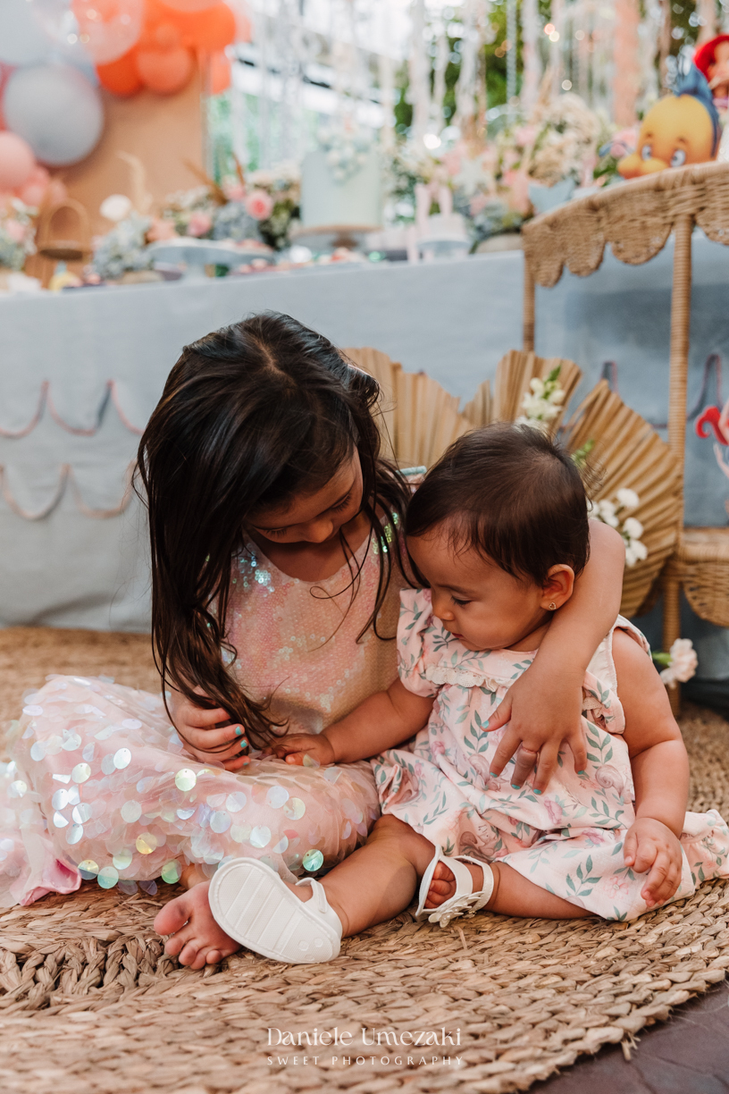 Fotografia de aniversário infantil em Mogi das Cruzes. O aniversário de 4 anos da Giulia, com tema Ariel na Praça Pitangueira, foi registrado com leveza e afeto por Dani Umezaki, eternizando momentos especiais de uma família acompanhada desde o newborn