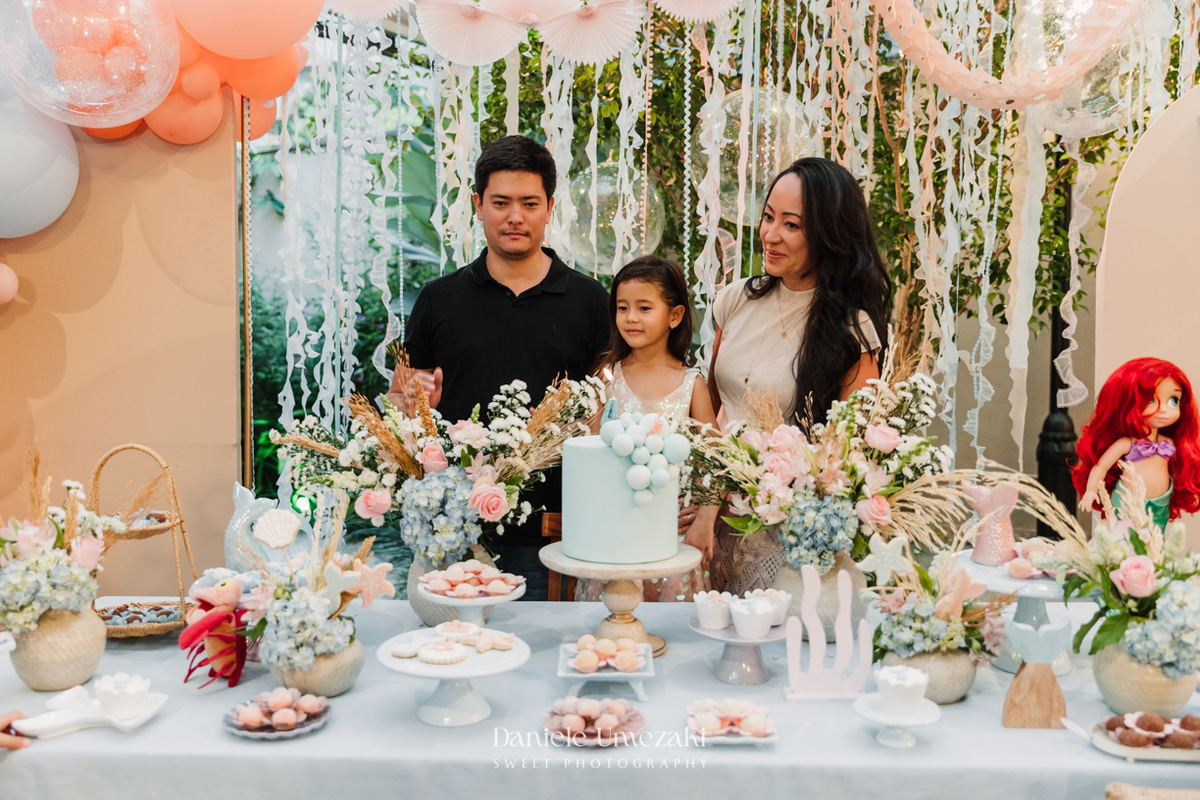 Fotografia de aniversário infantil em Mogi das Cruzes. O aniversário de 4 anos da Giulia, com tema Ariel na Praça Pitangueira, foi registrado com leveza e afeto por Dani Umezaki, eternizando momentos especiais de uma família acompanhada desde o newborn