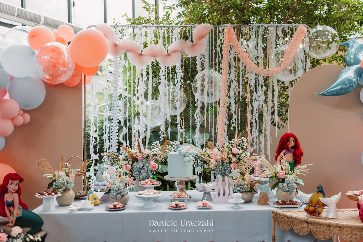 Fotografia de aniversário infantil em Mogi das Cruzes. O aniversário de 4 anos da Giulia, com tema Ariel na Praça Pitangueira, foi registrado com leveza e afeto por Dani Umezaki, eternizando momentos especiais de uma família acompanhada desde o newborn