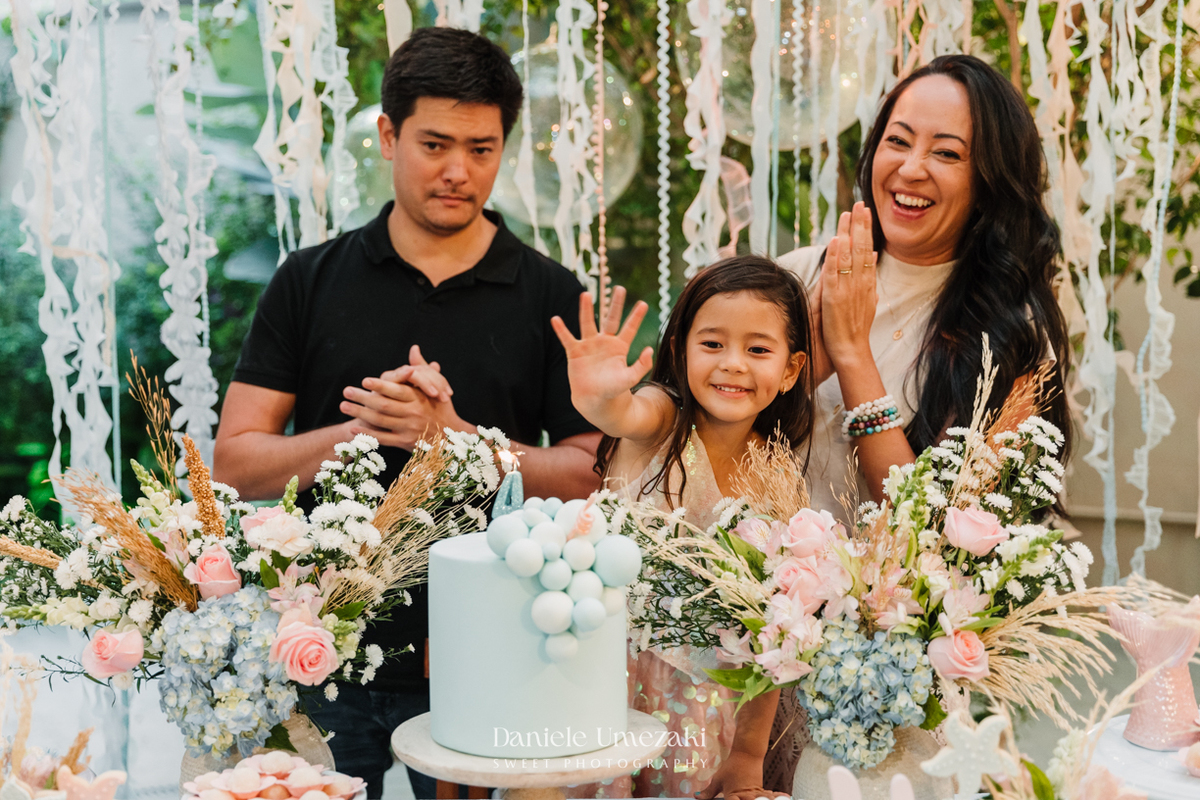 Fotografia de aniversário infantil em Mogi das Cruzes. O aniversário de 4 anos da Giulia, com tema Ariel na Praça Pitangueira, foi registrado com leveza e afeto por Dani Umezaki, eternizando momentos especiais de uma família acompanhada desde o newborn
