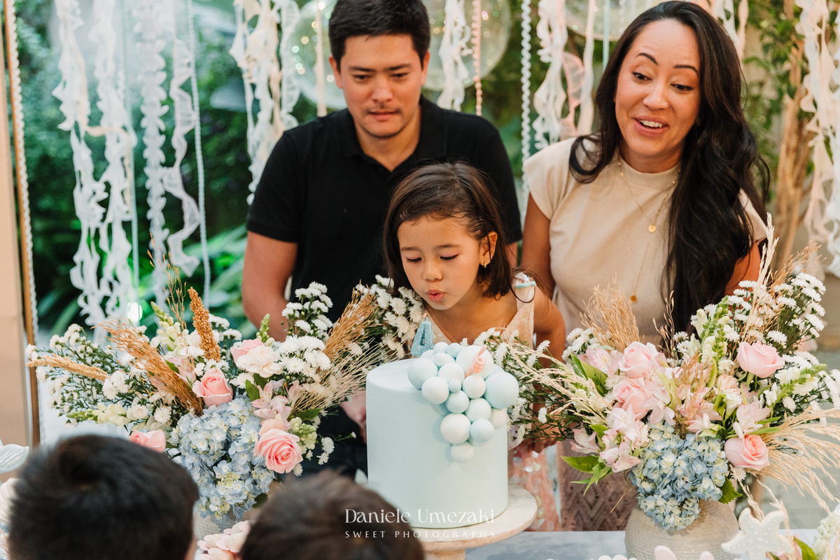 Fotografia de aniversário infantil em Mogi das Cruzes. O aniversário de 4 anos da Giulia, com tema Ariel na Praça Pitangueira, foi registrado com leveza e afeto por Dani Umezaki, eternizando momentos especiais de uma família acompanhada desde o newborn