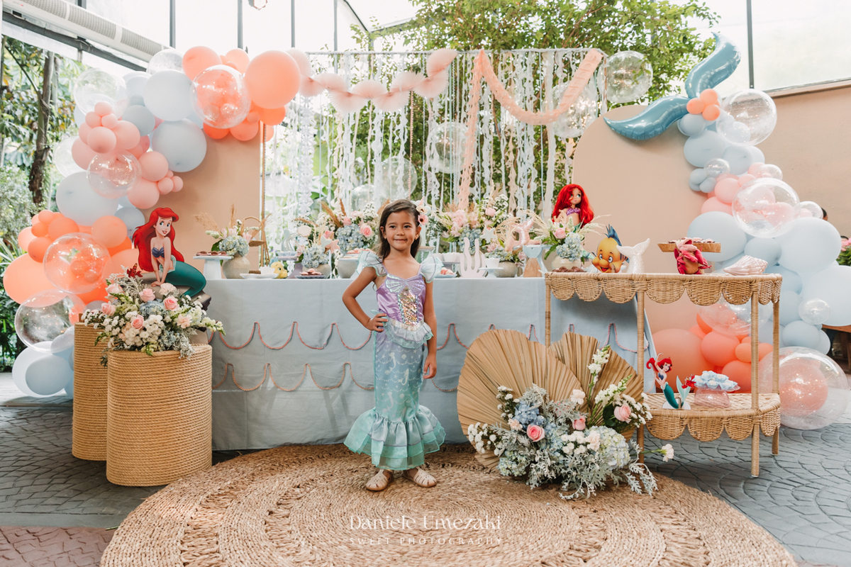 Fotografia de aniversário infantil em Mogi das Cruzes. O aniversário de 4 anos da Giulia, com tema Ariel na Praça Pitangueira, foi registrado com leveza e afeto por Dani Umezaki, eternizando momentos especiais de uma família acompanhada desde o newborn