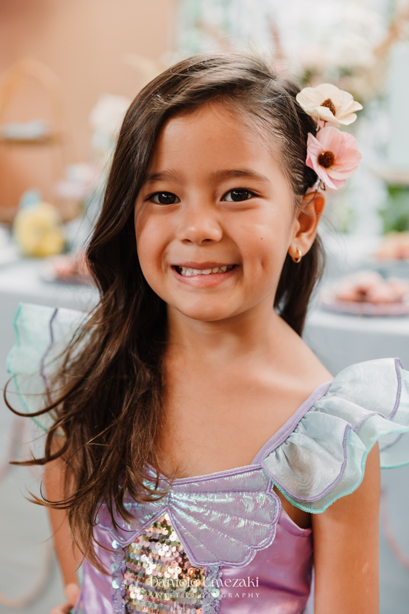Fotografia de aniversário infantil em Mogi das Cruzes. O aniversário de 4 anos da Giulia, com tema Ariel na Praça Pitangueira, foi registrado com leveza e afeto por Dani Umezaki, eternizando momentos especiais de uma família acompanhada desde o newborn