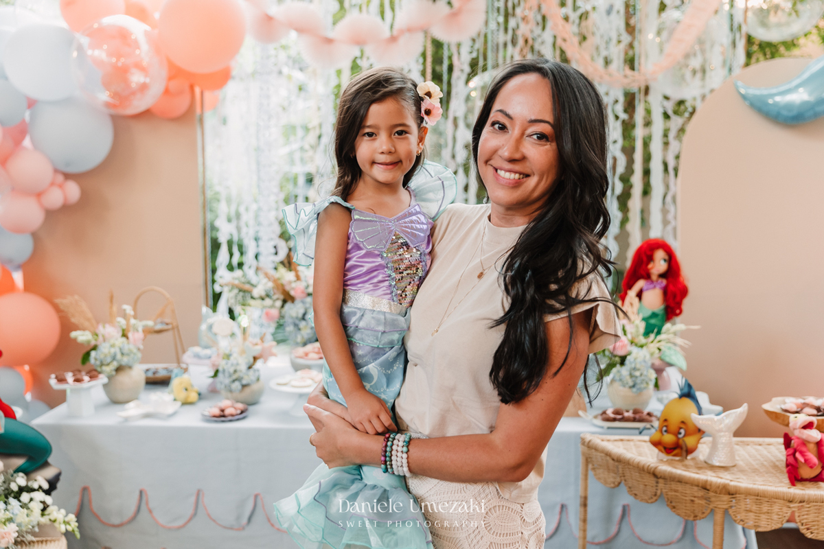 Fotografia de aniversário infantil em Mogi das Cruzes. O aniversário de 4 anos da Giulia, com tema Ariel na Praça Pitangueira, foi registrado com leveza e afeto por Dani Umezaki, eternizando momentos especiais de uma família acompanhada desde o newborn
