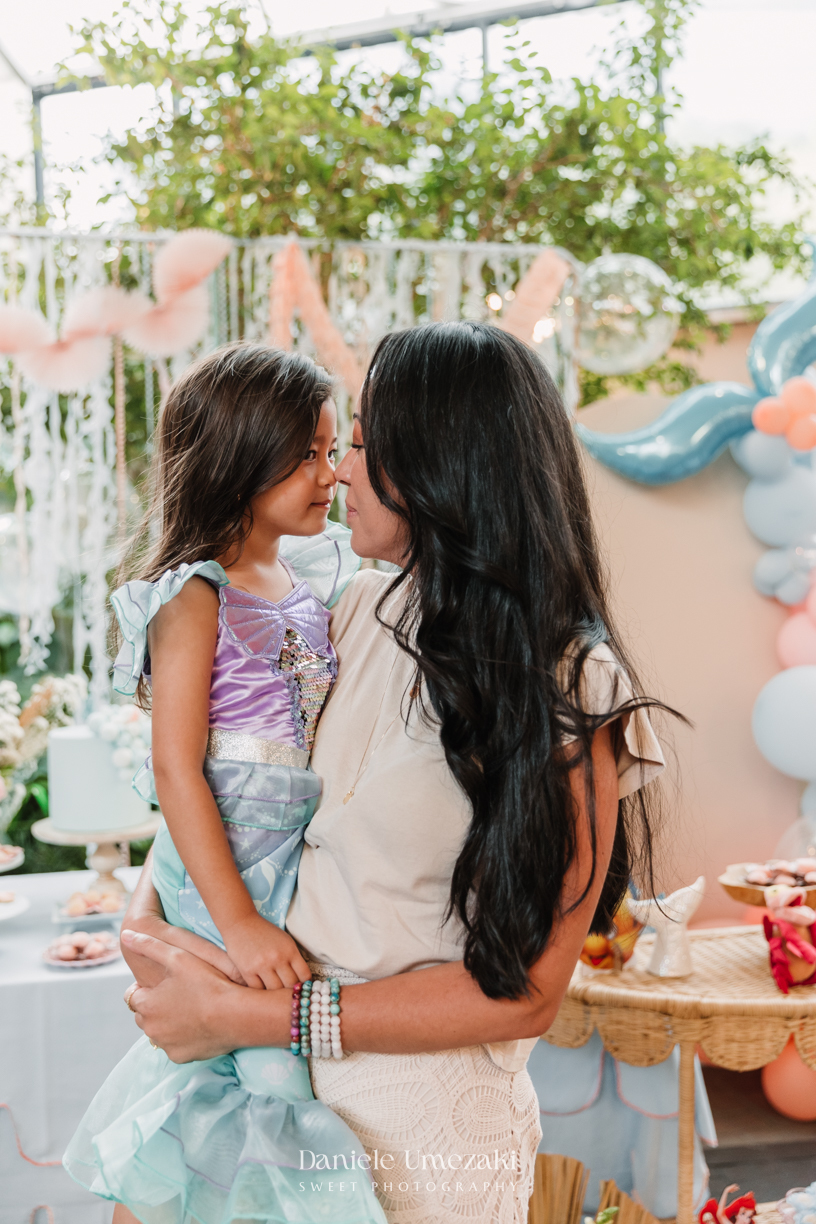Fotografia de aniversário infantil em Mogi das Cruzes. O aniversário de 4 anos da Giulia, com tema Ariel na Praça Pitangueira, foi registrado com leveza e afeto por Dani Umezaki, eternizando momentos especiais de uma família acompanhada desde o newborn