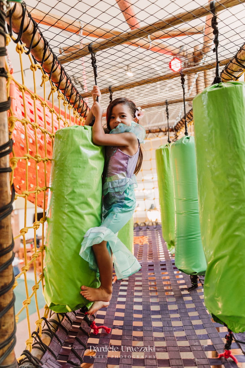 Fotografia de aniversário infantil em Mogi das Cruzes. O aniversário de 4 anos da Giulia, com tema Ariel na Praça Pitangueira, foi registrado com leveza e afeto por Dani Umezaki, eternizando momentos especiais de uma família acompanhada desde o newborn