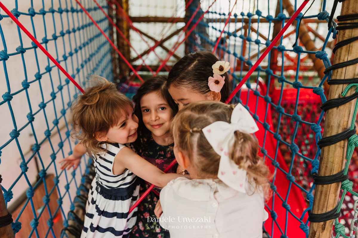 Fotografia de aniversário infantil em Mogi das Cruzes. O aniversário de 4 anos da Giulia, com tema Ariel na Praça Pitangueira, foi registrado com leveza e afeto por Dani Umezaki, eternizando momentos especiais de uma família acompanhada desde o newborn