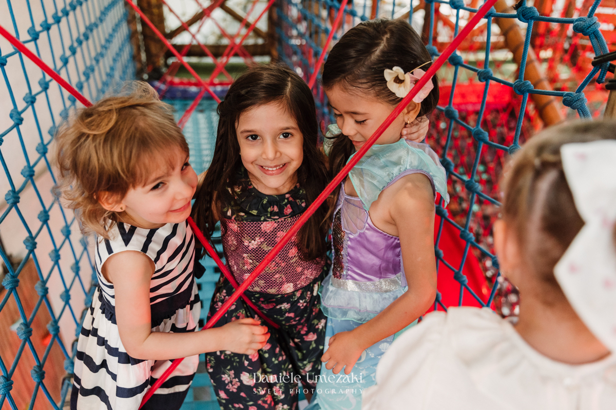 Fotografia de aniversário infantil em Mogi das Cruzes. O aniversário de 4 anos da Giulia, com tema Ariel na Praça Pitangueira, foi registrado com leveza e afeto por Dani Umezaki, eternizando momentos especiais de uma família acompanhada desde o newborn