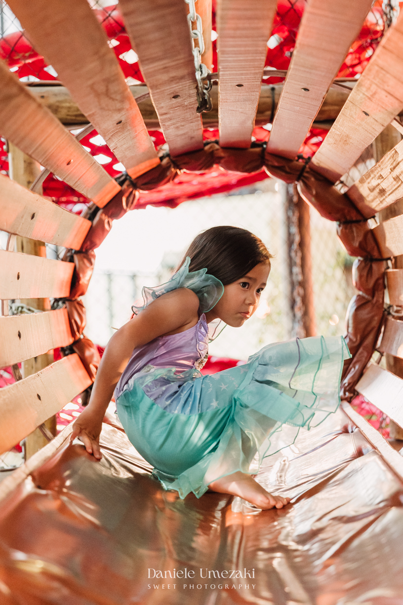 Fotografia de aniversário infantil em Mogi das Cruzes. O aniversário de 4 anos da Giulia, com tema Ariel na Praça Pitangueira, foi registrado com leveza e afeto por Dani Umezaki, eternizando momentos especiais de uma família acompanhada desde o newborn