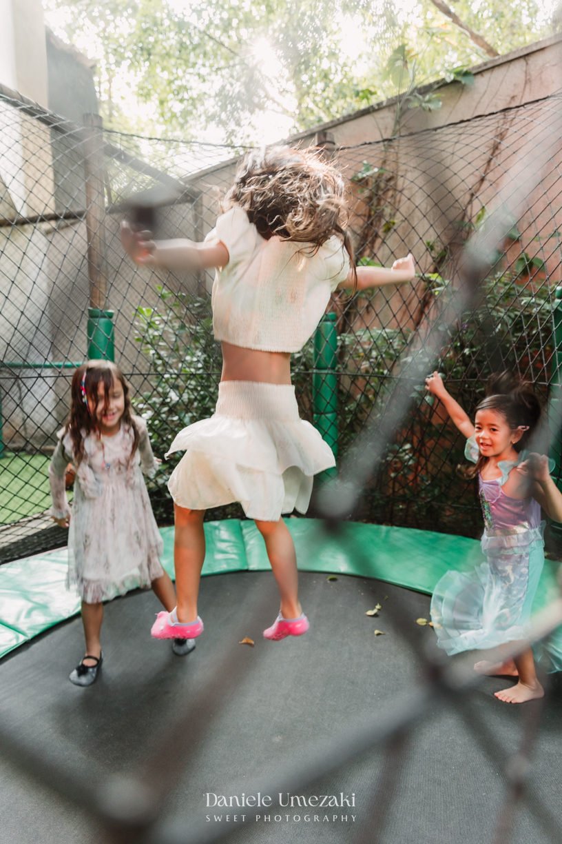 Fotografia de aniversário infantil em Mogi das Cruzes. O aniversário de 4 anos da Giulia, com tema Ariel na Praça Pitangueira, foi registrado com leveza e afeto por Dani Umezaki, eternizando momentos especiais de uma família acompanhada desde o newborn