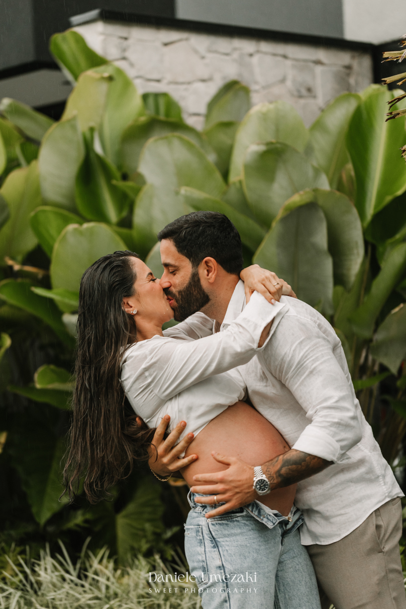 Ensaio gestante na chuva em Arujá com Loren, registro leve e espontâneo da gestação em meio à chuva, por Dani Umezaki
