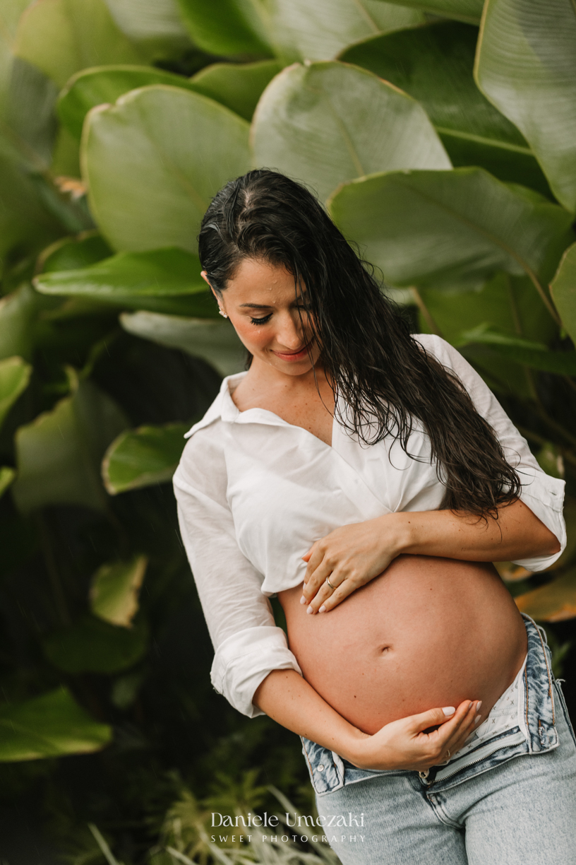 Ensaio gestante na chuva em Arujá com Loren, registro leve e espontâneo da gestação em meio à chuva, por Dani Umezaki