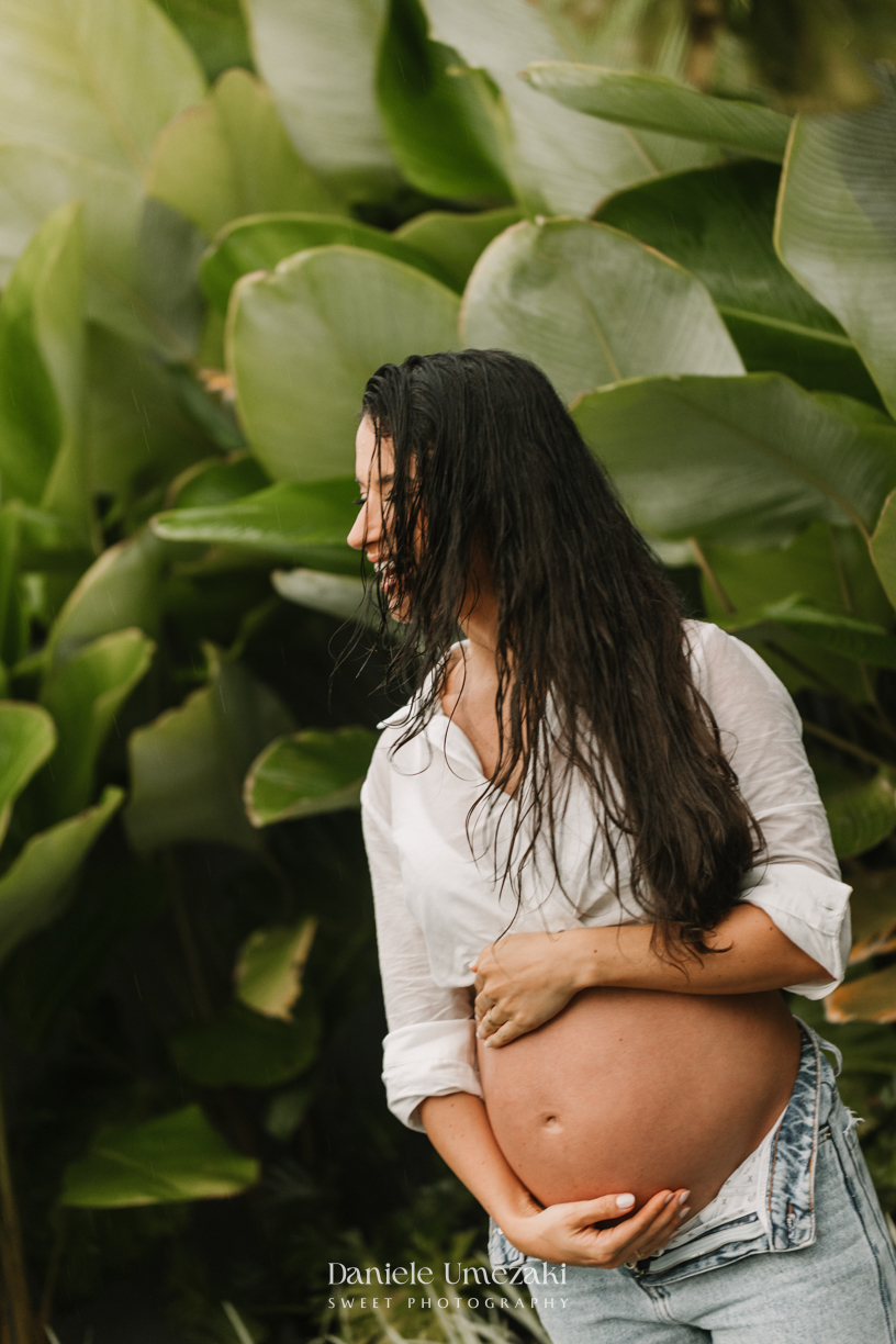Ensaio gestante na chuva em Arujá com Loren, registro leve e espontâneo da gestação em meio à chuva, por Dani Umezaki