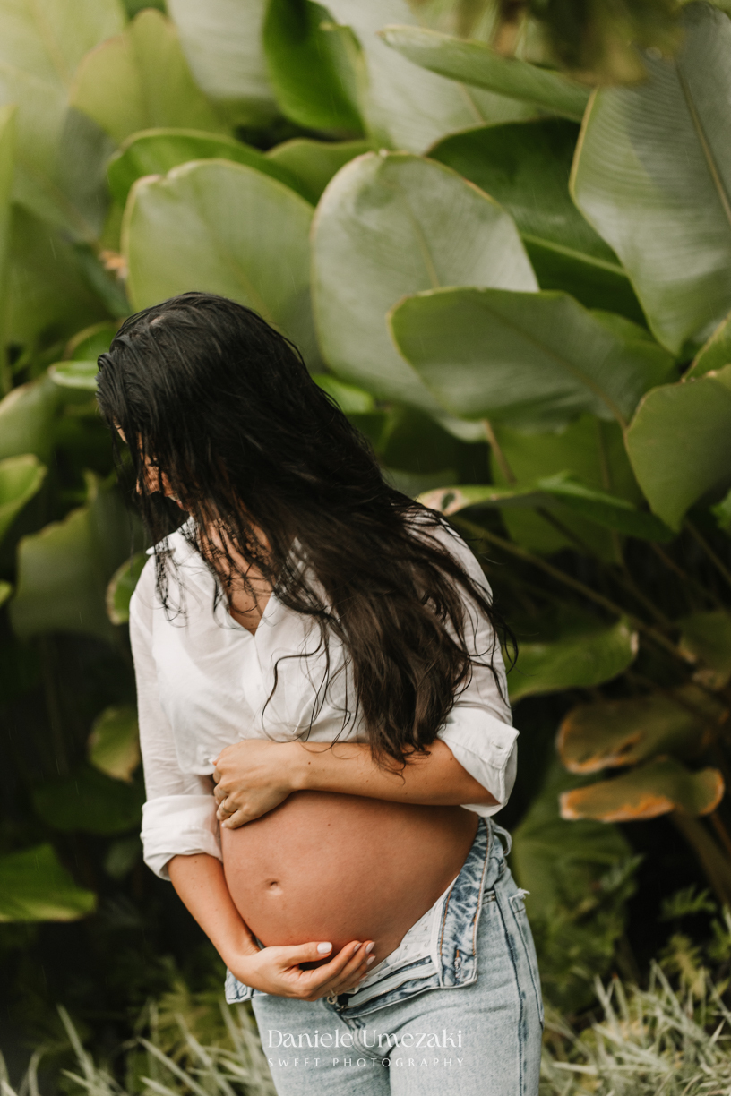 Ensaio gestante na chuva em Arujá com Loren, registro leve e espontâneo da gestação em meio à chuva, por Dani Umezaki