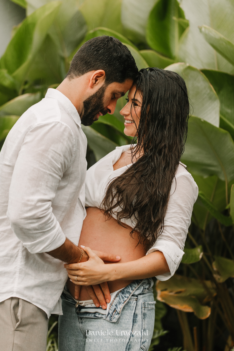 Ensaio gestante na chuva em Arujá com Loren, registro leve e espontâneo da gestação em meio à chuva, por Dani Umezaki