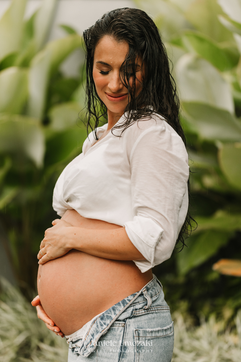 Ensaio gestante na chuva em Arujá com Loren, registro leve e espontâneo da gestação em meio à chuva, por Dani Umezaki