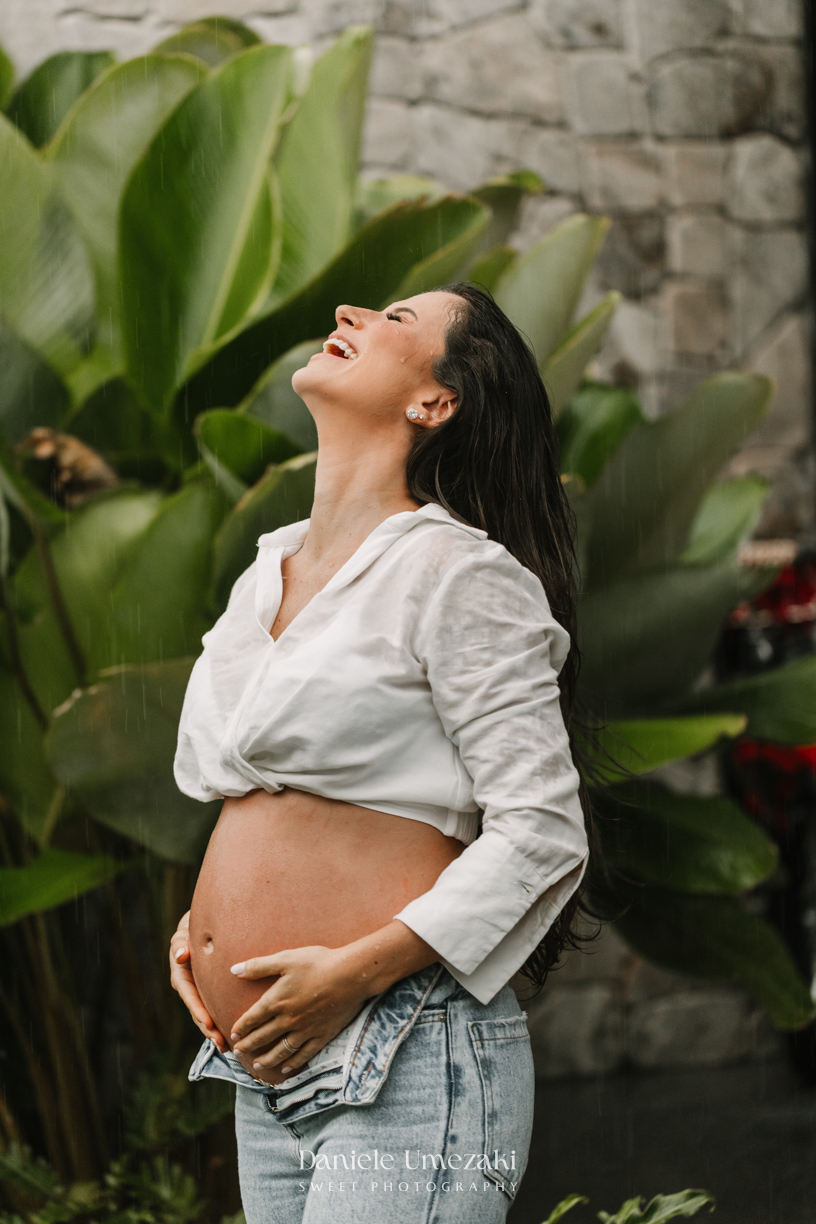 Ensaio gestante na chuva em Arujá com Loren, registro leve e espontâneo da gestação em meio à chuva, por Dani Umezaki