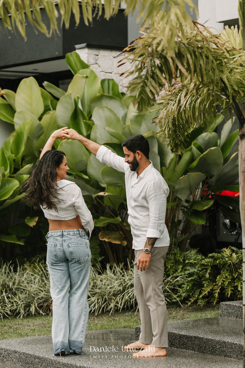 Ensaio gestante na chuva em Arujá com Loren, registro leve e espontâneo da gestação em meio à chuva, por Dani Umezaki