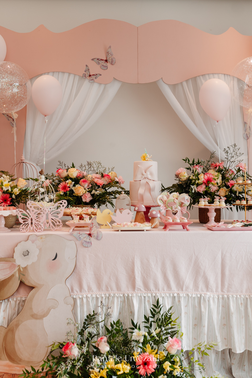 Fotografia de aniversário infantil em Mogi das Cruzes do 1 aninho da Eloise, festa leve e cheia de amor em família, registrada por Dani Umezaki com decoração delicada da Cerejeira Decora.