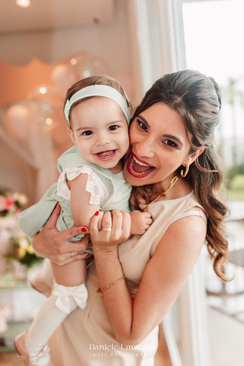 Fotógrafa de aniversário infantil em Mogi das Cruzes registrando o 1 aninho da Eloise, celebração em família com decoração da Cerejeira Decora e momentos cheios de afeto por Dani Umezaki