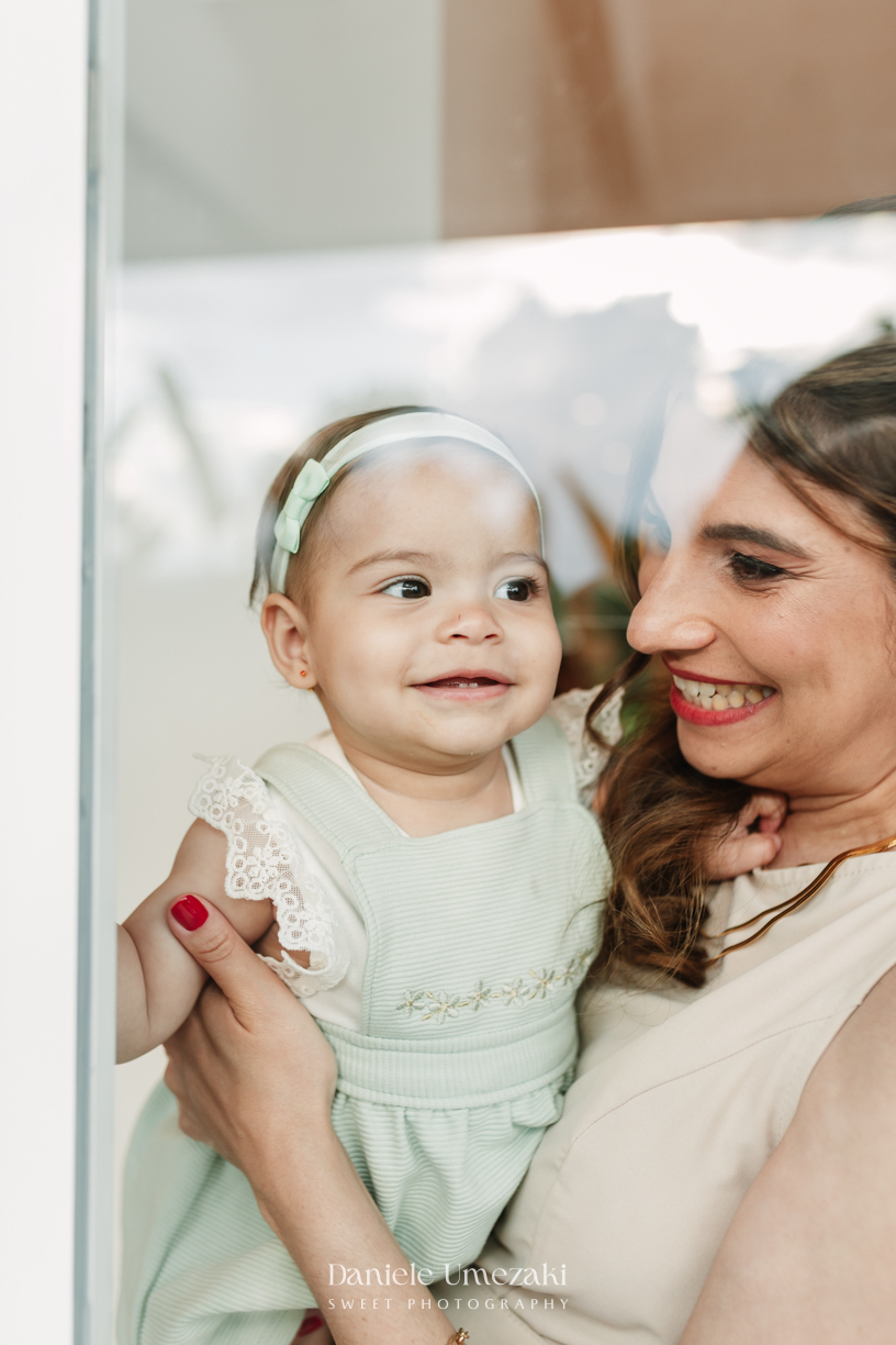 Fotógrafa de aniversário infantil em Mogi das Cruzes registrando o 1 aninho da Eloise, celebração em família com decoração da Cerejeira Decora e momentos cheios de afeto por Dani Umezaki