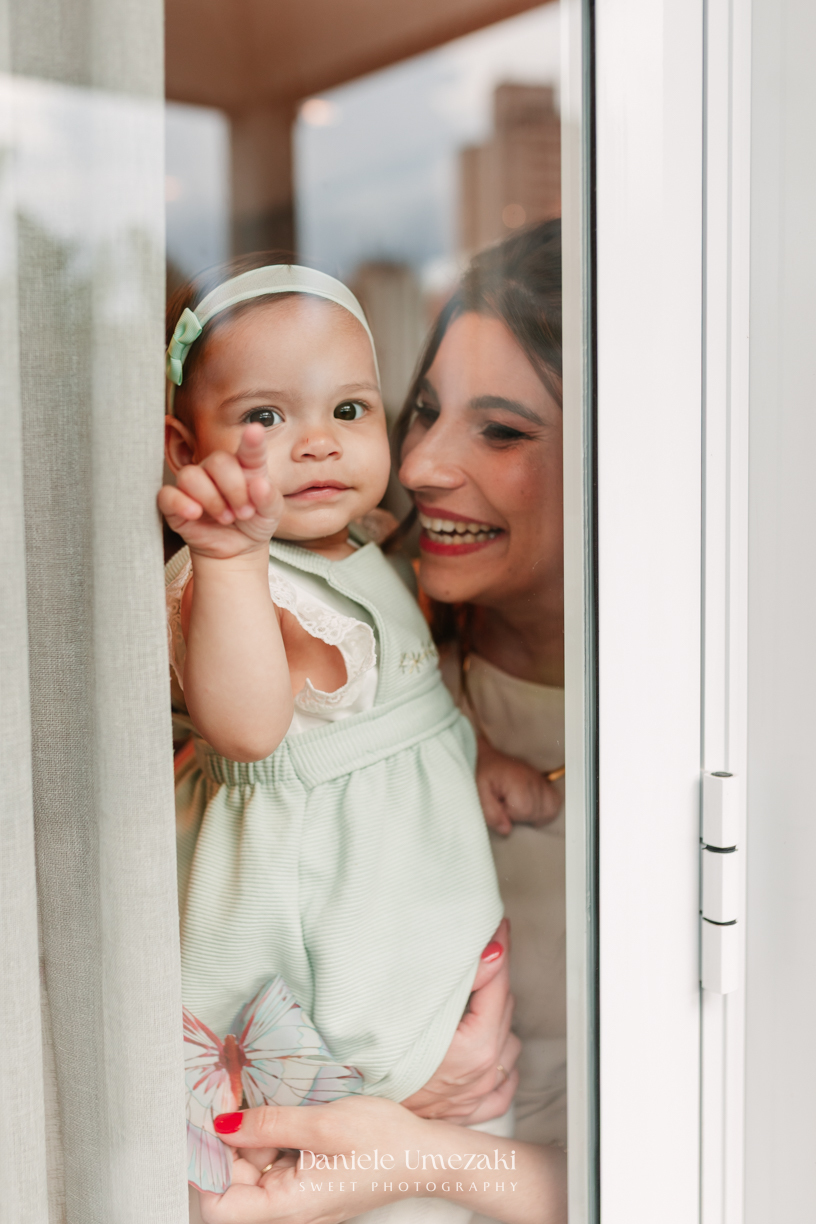 Fotógrafa de aniversário infantil em Mogi das Cruzes registrando o 1 aninho da Eloise, celebração em família com decoração da Cerejeira Decora e momentos cheios de afeto por Dani UmezakiFotógrafa de aniversário infantil em Mogi das Cruzes registrando o 1 