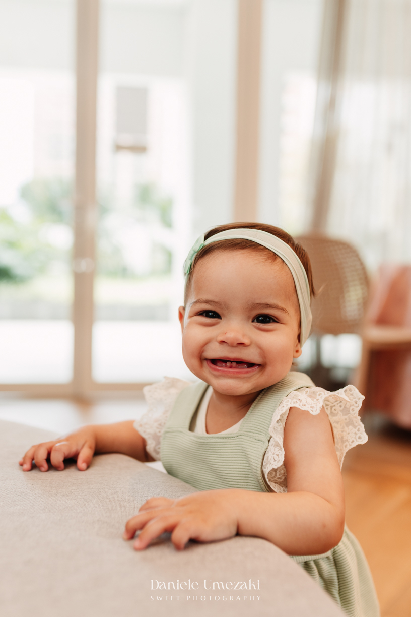 Fotografia de aniversário infantil em Mogi das Cruzes do 1 aninho da Eloise, festa leve e cheia de amor em família, registrada por Dani Umezaki com decoração delicada da Cerejeira Decora.