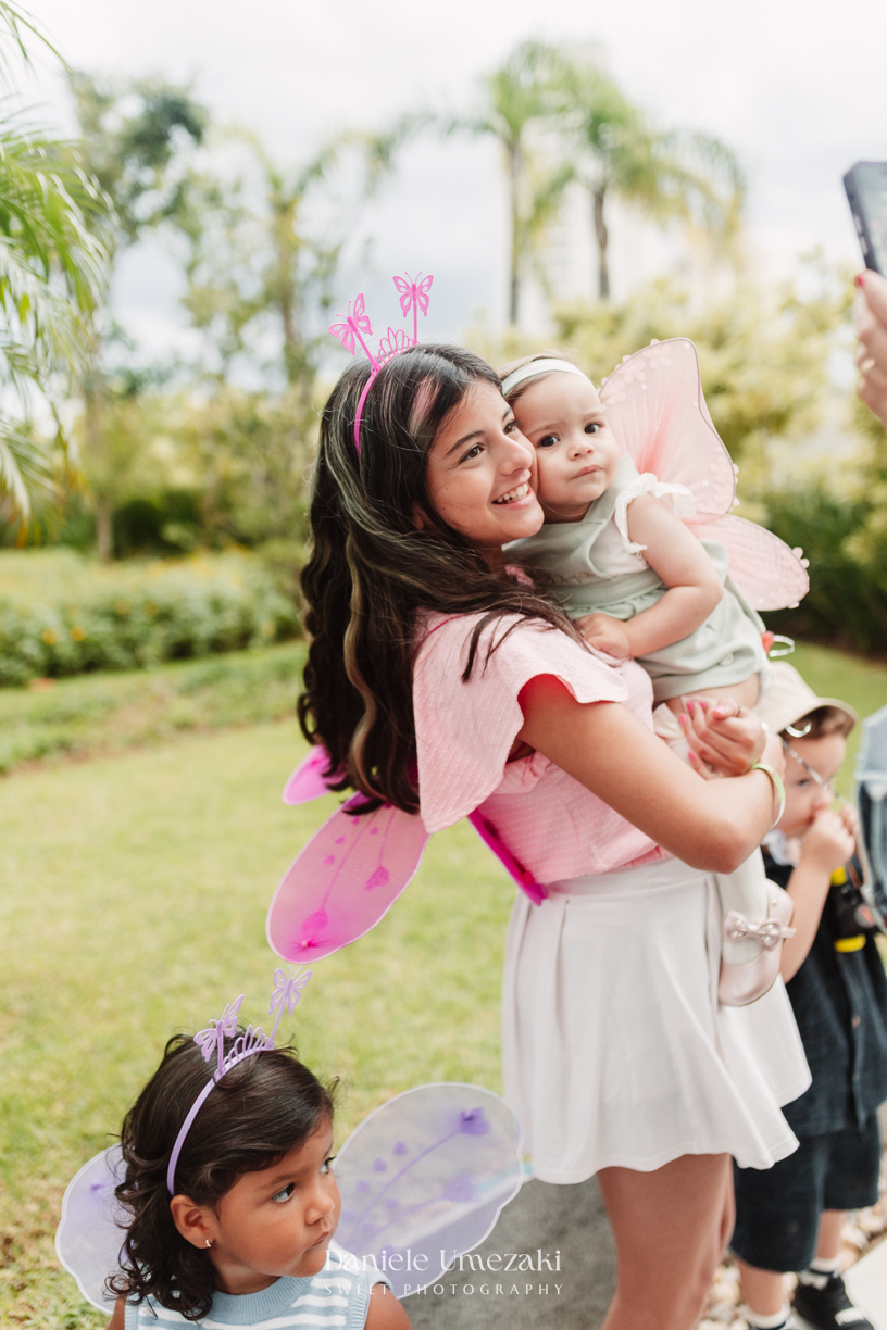 Fotógrafa de aniversário infantil em Mogi das Cruzes registrando o 1 aninho da Eloise, celebração em família com decoração da Cerejeira Decora e momentos cheios de afeto por Dani Umezaki