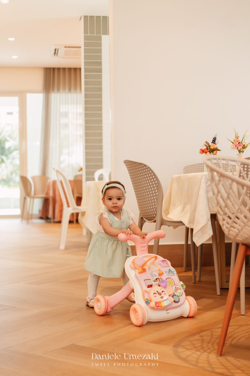 Fotografia de aniversário infantil em Mogi das Cruzes do 1 aninho da Eloise, festa leve e cheia de amor em família, registrada por Dani Umezaki com decoração delicada da Cerejeira Decora.